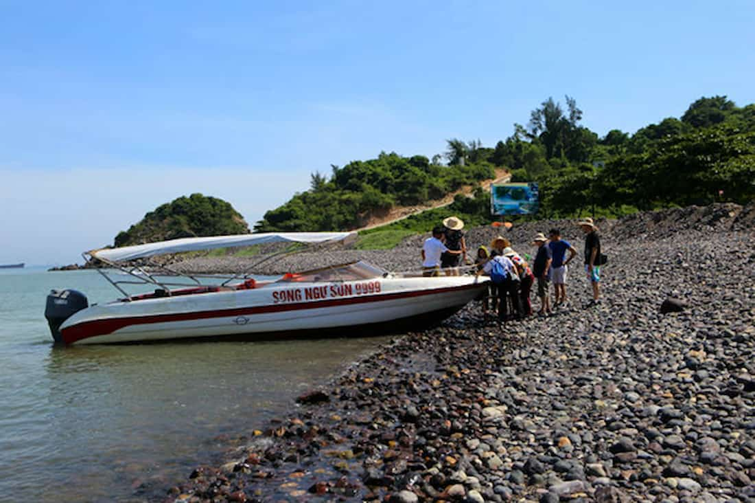 Du khách có thể di chuyển bằng cano, hoặc thuyền máy tới Đảo Ngư