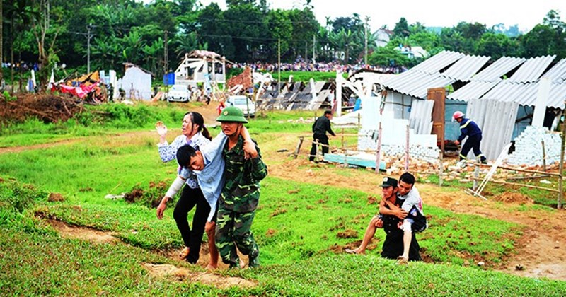 Giải cứu những người bị thương, mắc kẹt vì sóng thần