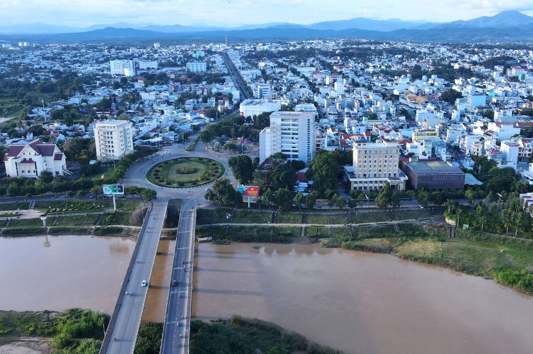 Theo thống kê 2022, tỉnh Kon Tum có diện tích 9.674,18km2, dân số là 579.914 người