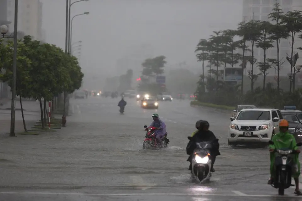 Không ra ngoài khi giông bão vì mưa to, gió mạnh, có sấm sét rất nguy hiểm