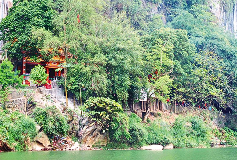 Đền Thắm là một khu du lịch tâm linh nổi tiếng tại tỉnh Bắc Kạn