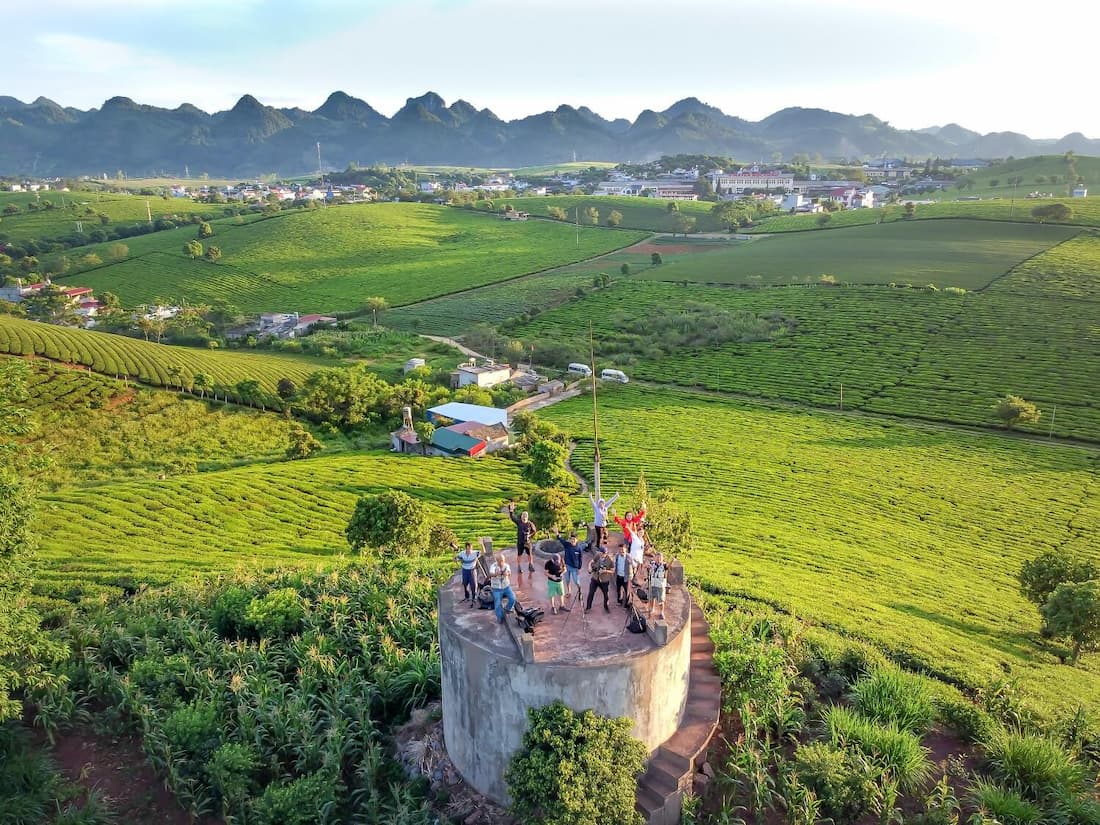 Mộc Châu nằm về hướng Tây Bắc của Hà Nội cách thủ đô 180km