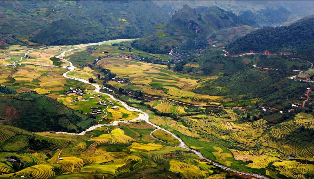 Lục Ngạn có địa giới phía bắc giáp với huyện Chi Lăng, Hữu Lũng của Lạng Giang