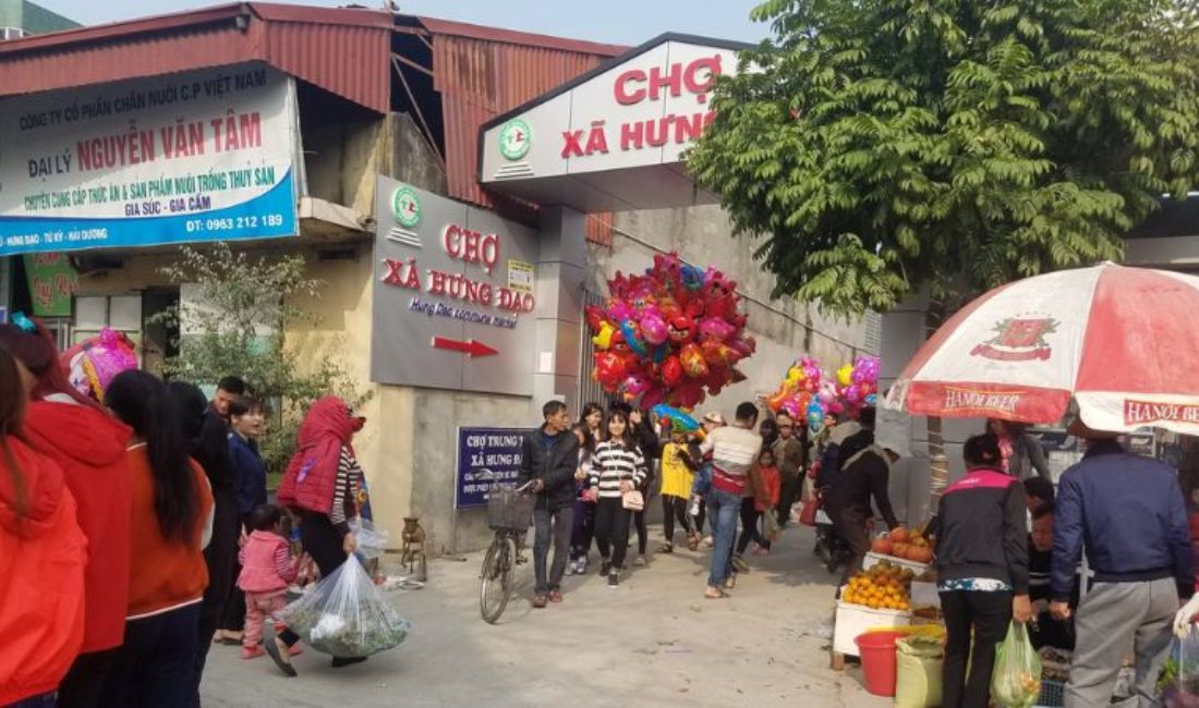 Họp chợ ở chợ Mũ