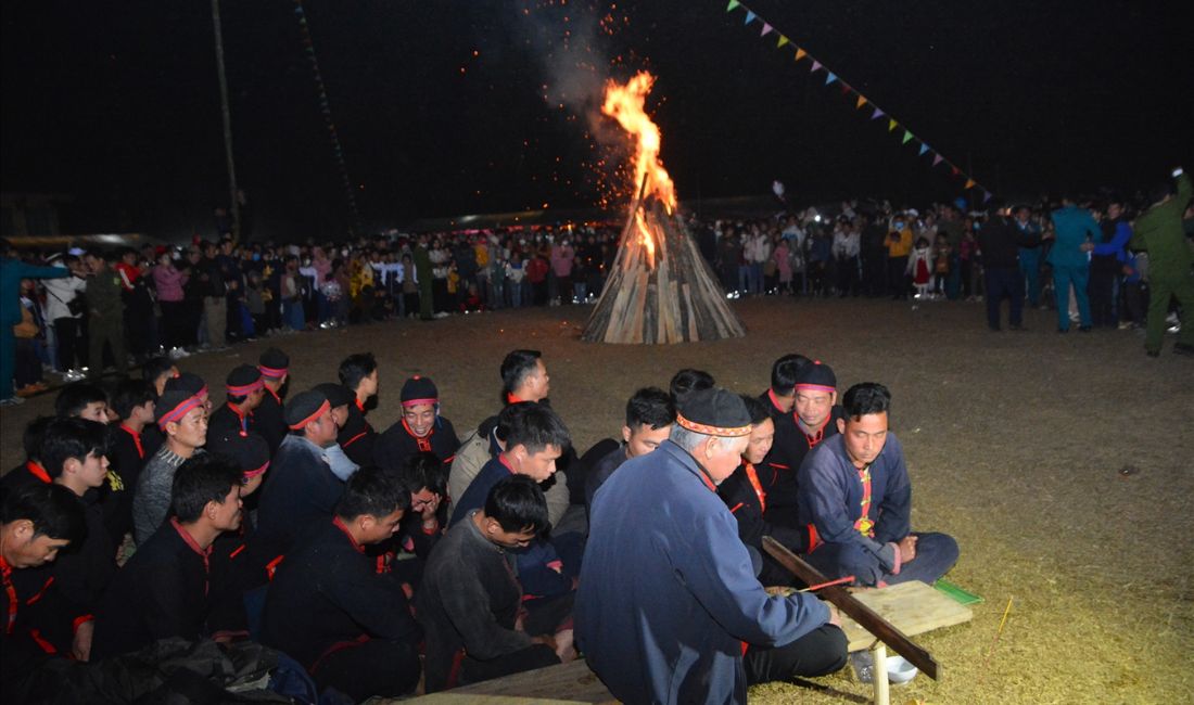 Thầy cúng đang bắt đầu làm lễ