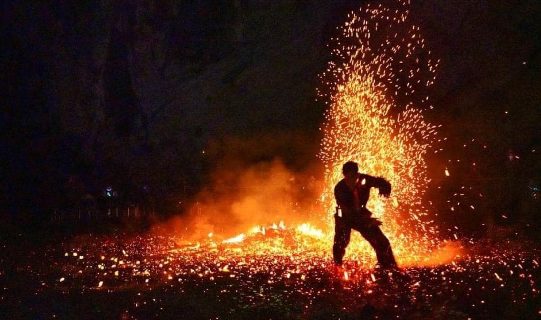 Các thanh niên trai tráng sẽ nhảy trên lửa