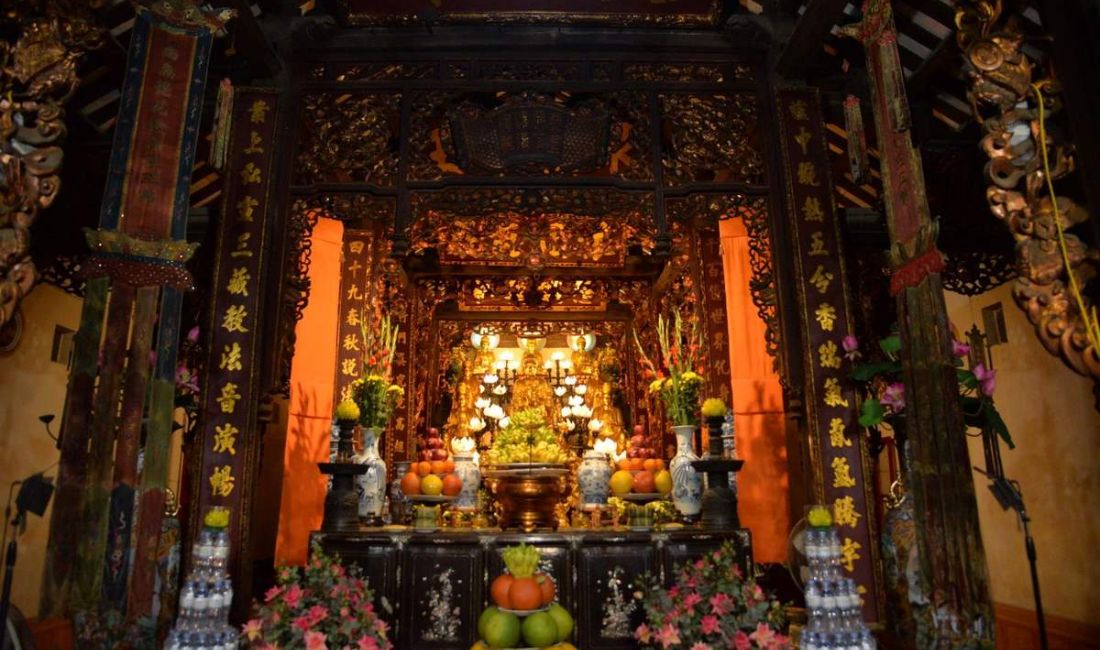 Bên trong khu Điện Phật