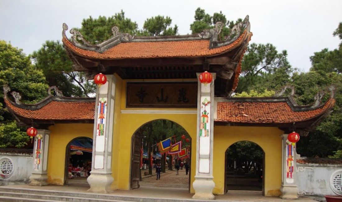Cổng tam quan chùa Côn Sơn