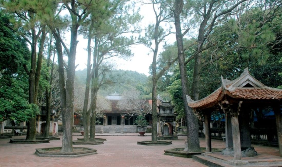 Khuôn viên chùa Côn Sơn