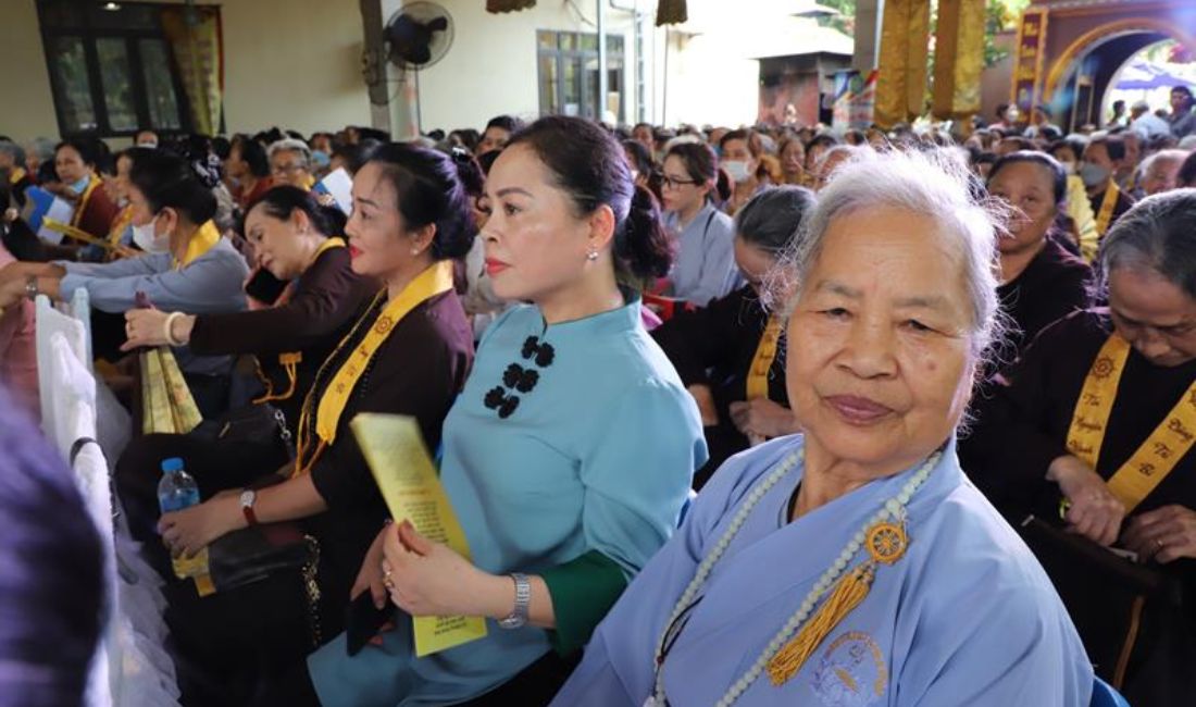 Nên ăn mặc kín đáo, lịch sự khi đến chùa